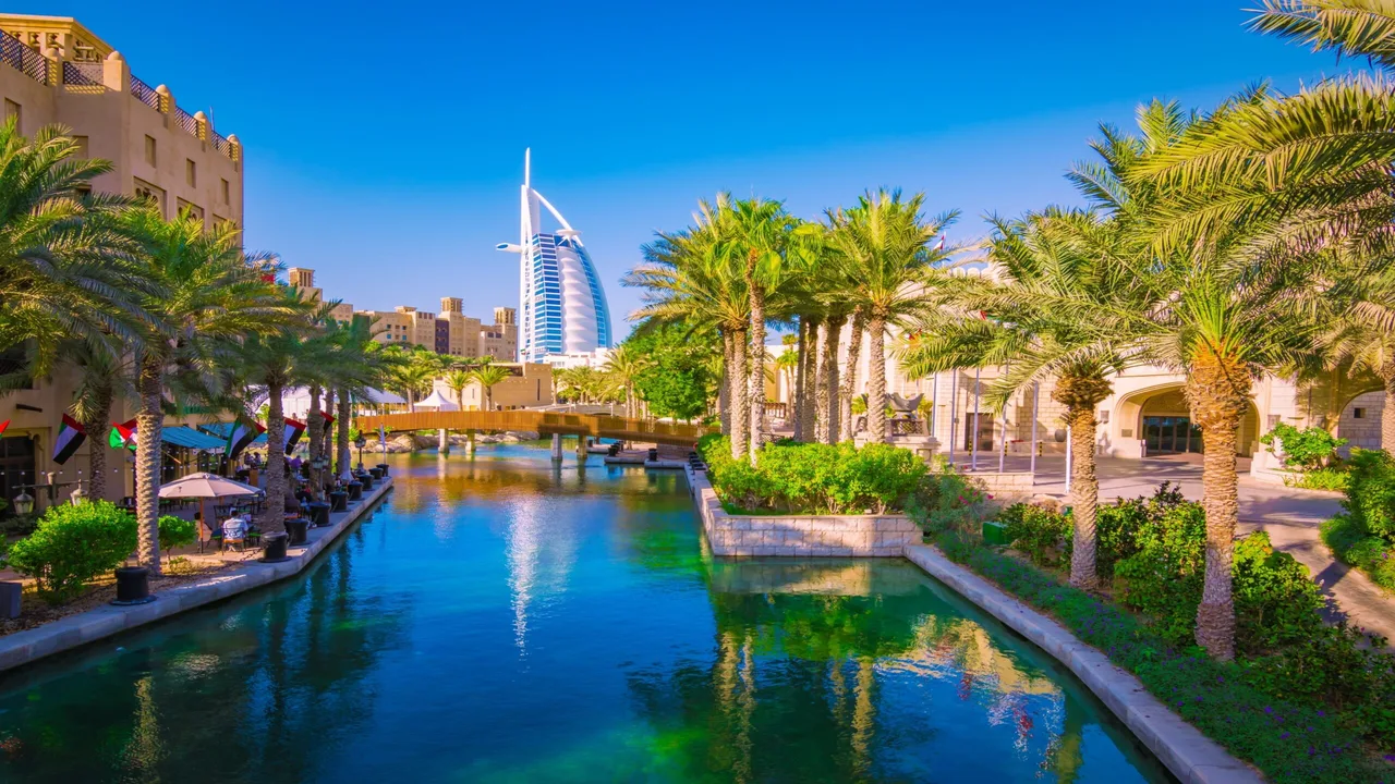 طقس الإمارات غدًا: صحو مع غيوم وزيادة في درجات الحرارة